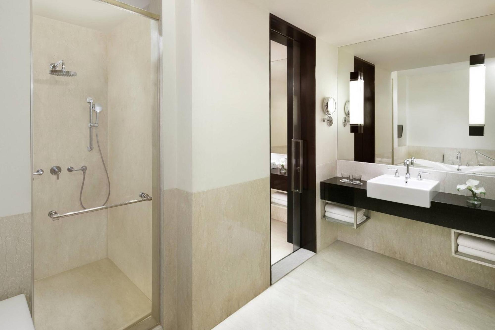 Courtyard By Marriott Bandung Dago Hotel Exterior photo