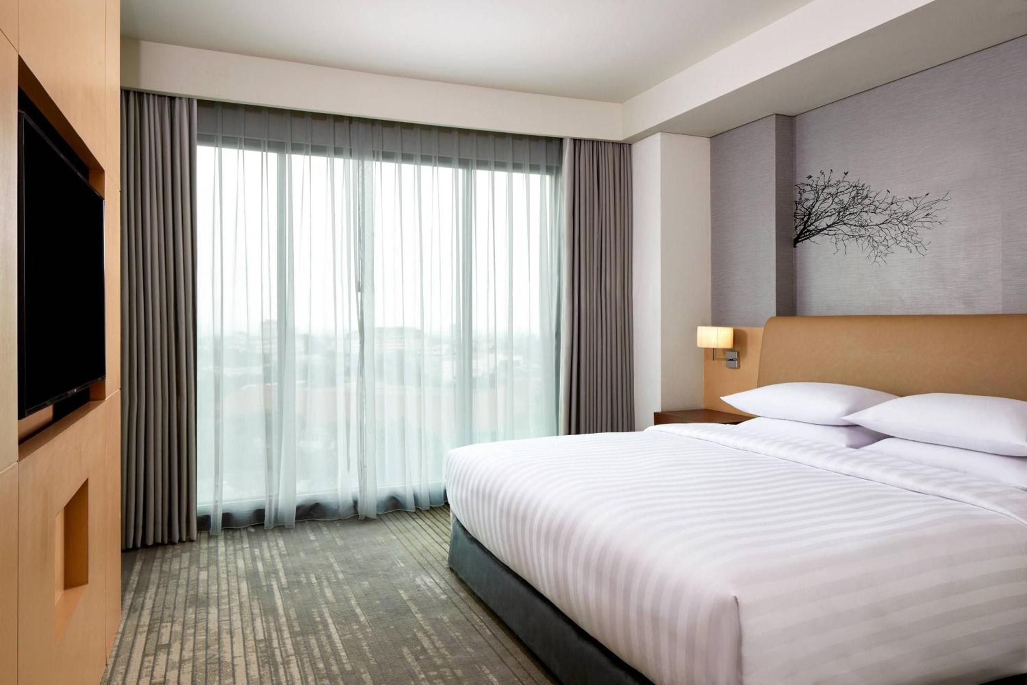 Courtyard By Marriott Bandung Dago Hotel Exterior photo